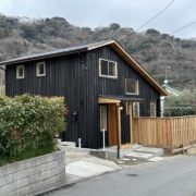 山あいに佇む焼杉の家