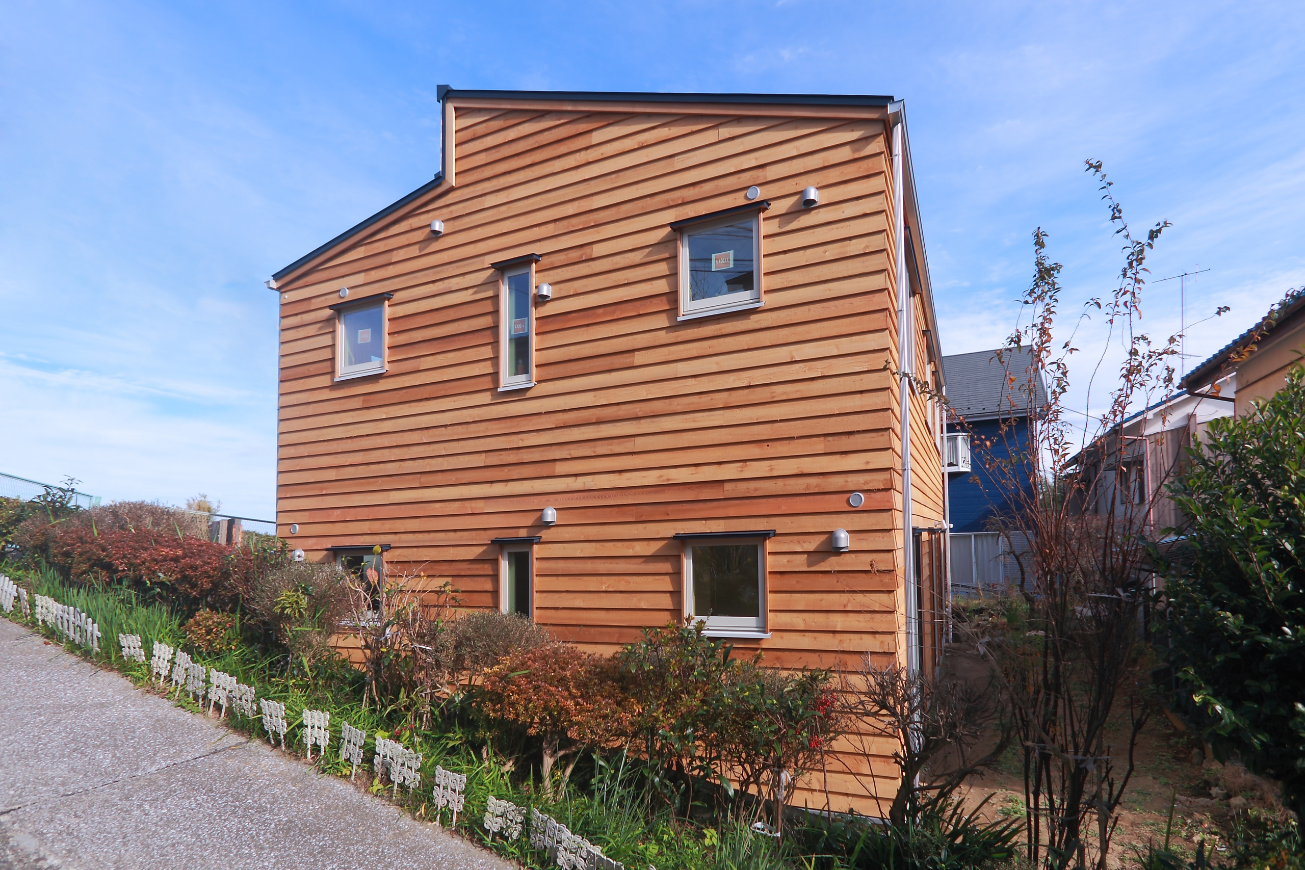 高台に建つ三世代同居の家