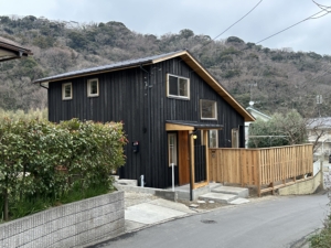 山あいに佇む焼杉の家