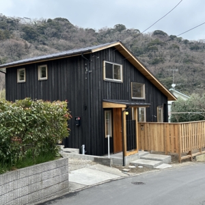 山あいに佇む焼杉の家