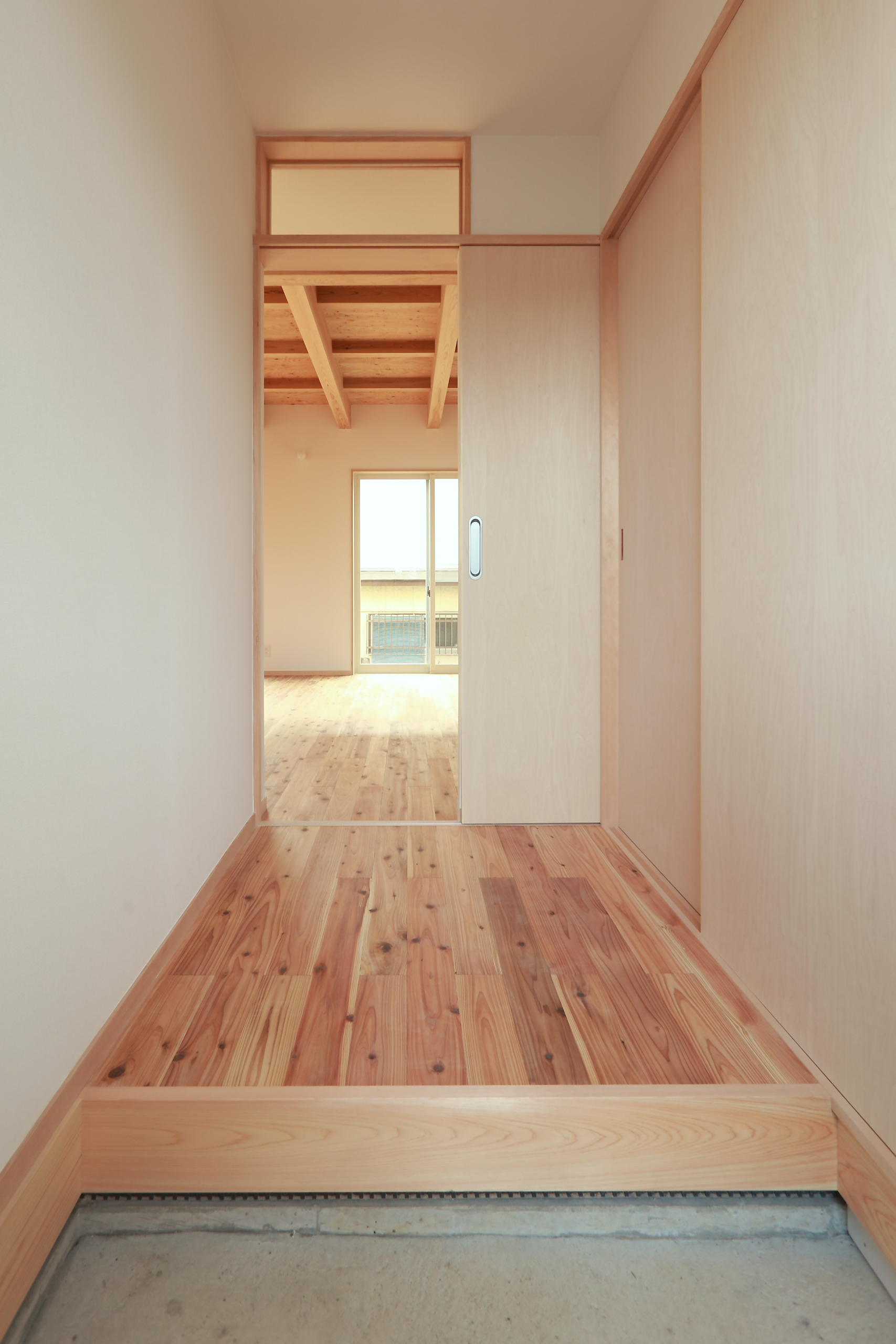 高台に建つ三世代同居の家