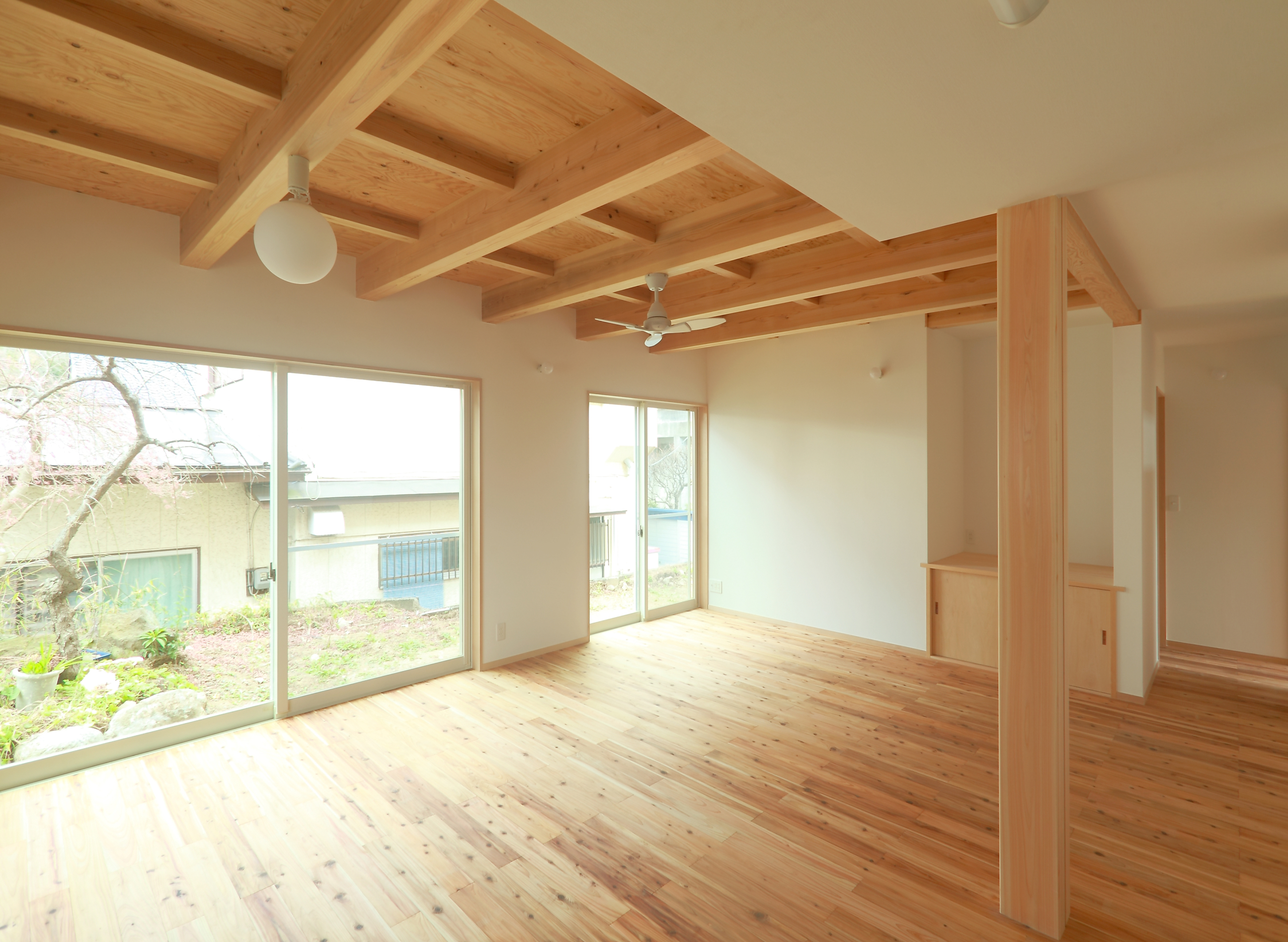 高台に建つ三世代同居の家