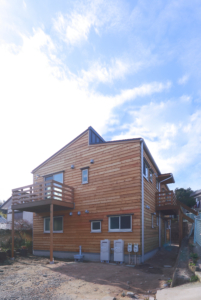 高台に建つ三世代同居の家
