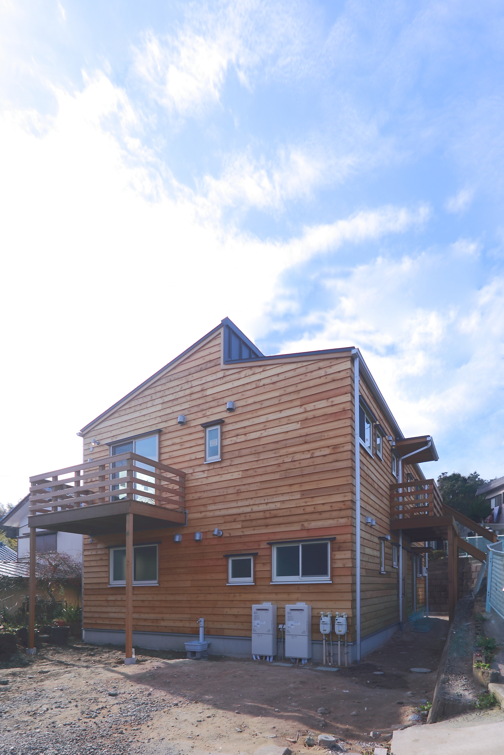高台に建つ三世代同居の家
