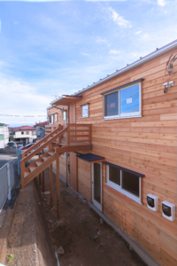高台に建つ三世代同居の家