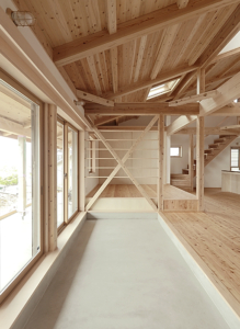 大きな屋根の家