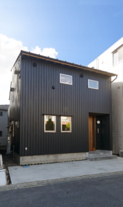 光が降りそそぐ階段室のある家