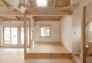 大きな屋根の家