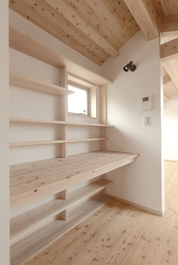 大きな屋根の家