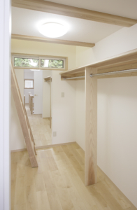 高台に建つ眺めのいい家