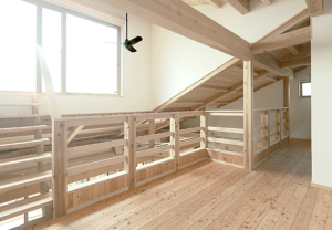 大きな屋根の家
