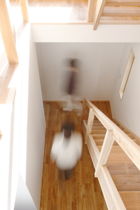 光が降りそそぐ階段室のある家