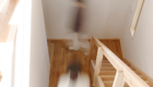 光が降りそそぐ階段室のある家