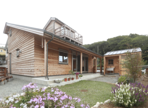 大きな屋根の家