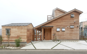 大きな屋根の家
